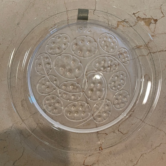 1974 Annual Plate by Lalique Cristal, SILVER PENNIES/SOUS D’ ARGENT - Picture 4 of 12